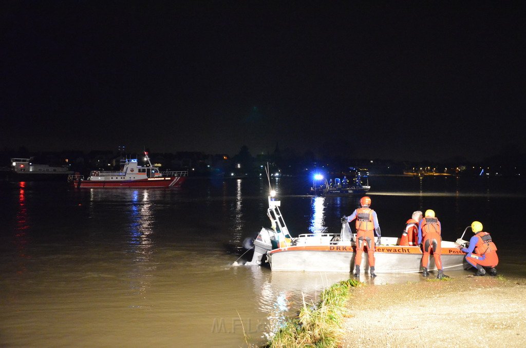 Einsatz BF Koeln PKW im Rhein Mondorf Hersel P091.JPG